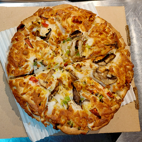 پیتزا مرغ و قارچ چهار نفره